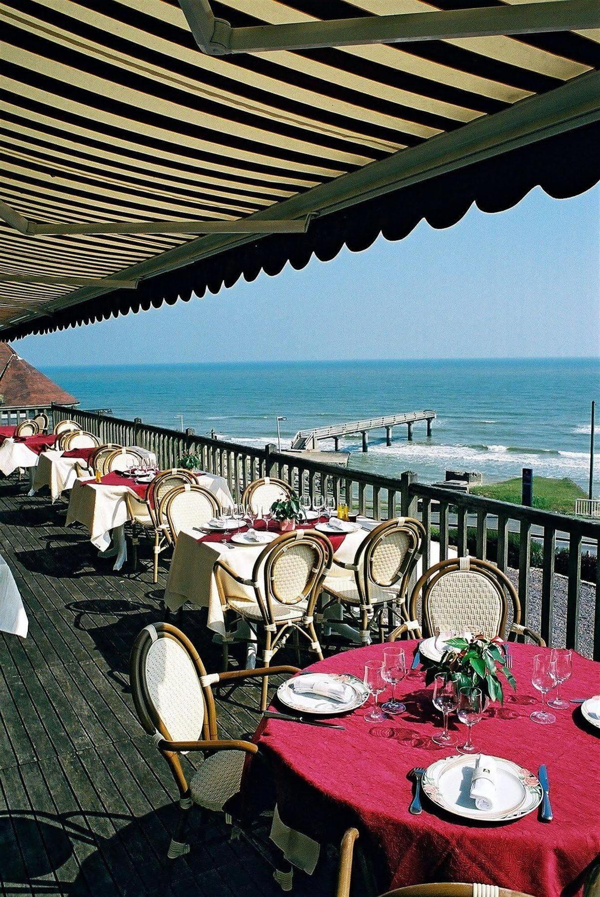 Logis Hotel Du Casino Restaurant Le Mathelia Vierville-sur-Mer Exterior foto