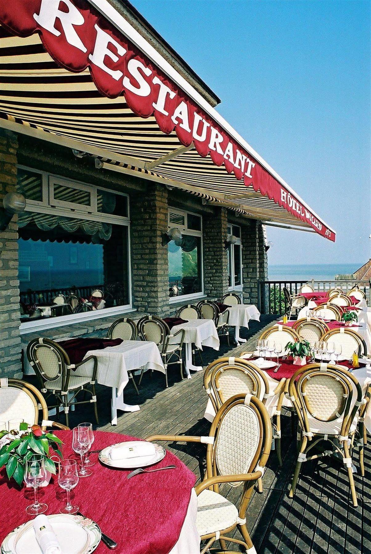 Logis Hotel Du Casino Restaurant Le Mathelia Vierville-sur-Mer Exterior foto