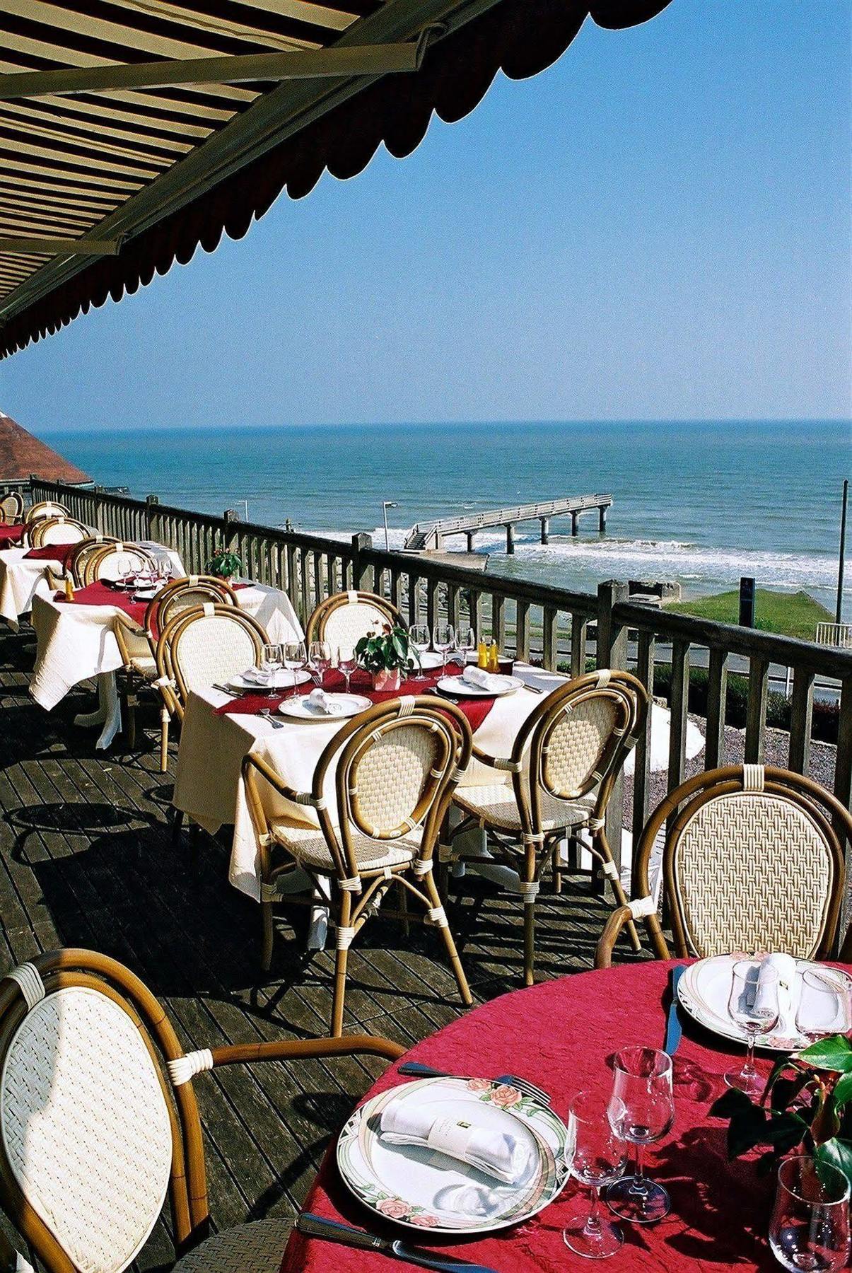 Logis Hotel Du Casino Restaurant Le Mathelia Vierville-sur-Mer Exterior foto