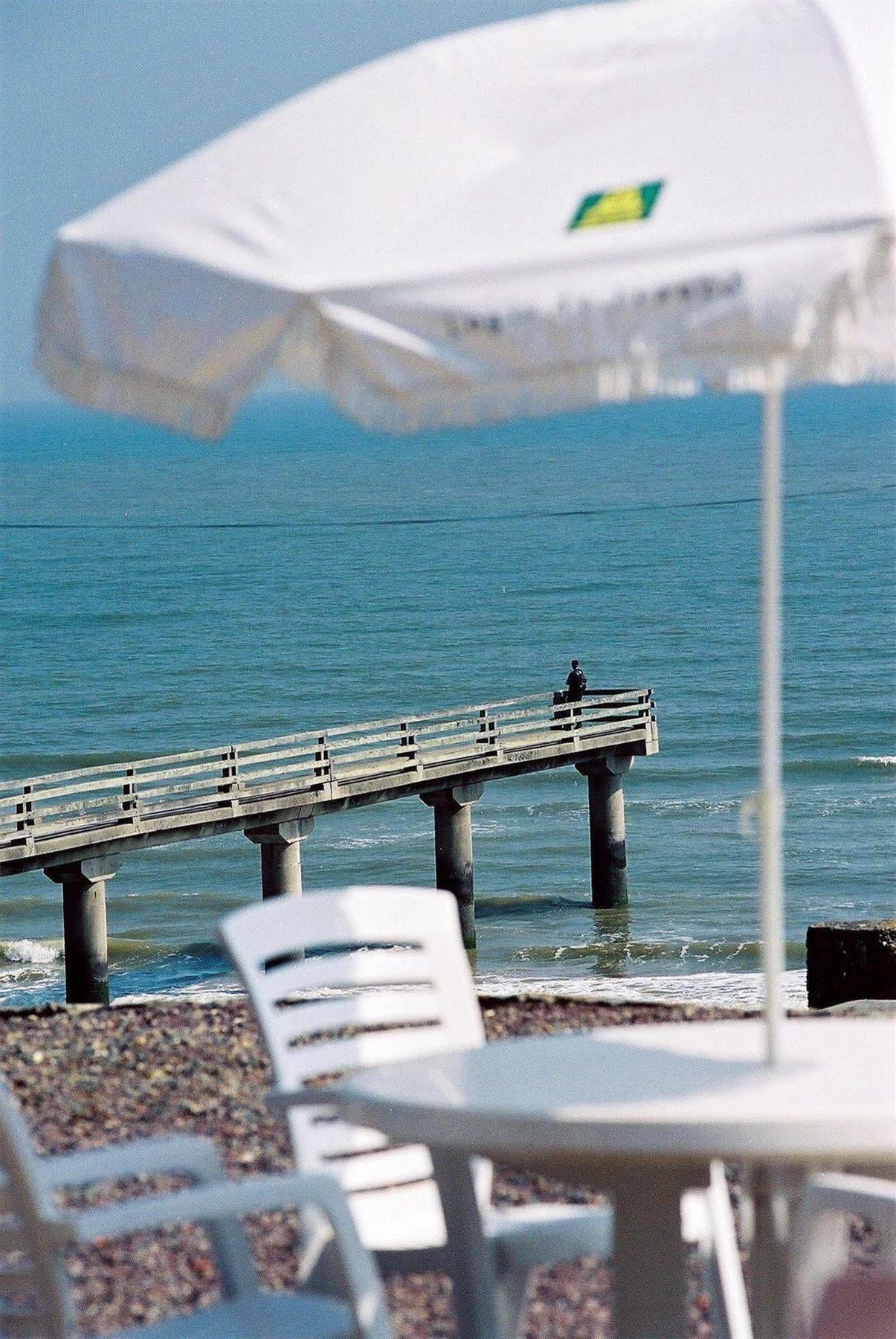 Logis Hotel Du Casino Restaurant Le Mathelia Vierville-sur-Mer Exterior foto